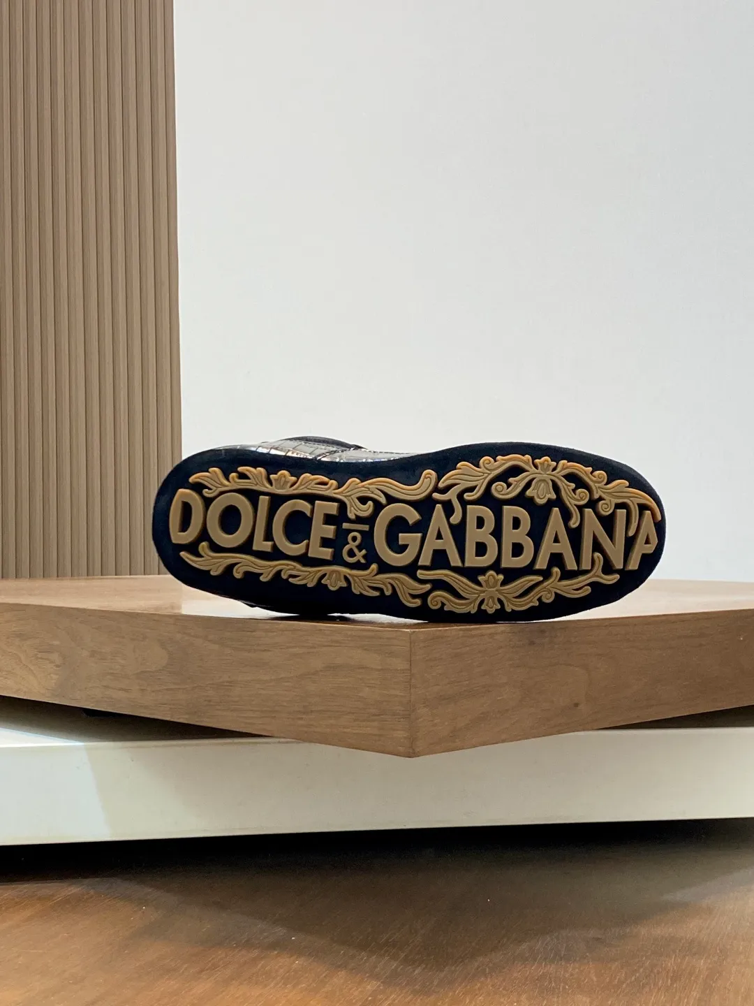 Men's shoes 💰580 2025👉D&G calfskin logo men's casual shoes. As a symbol of exquisite craftsmanship and exquisite details, it is newly embellished with the electroplated DG logo, and high-frequency technology creates a three-dimensional silhouette. Imported cowhide upper + cowhide lining + original rubber outsole 😎😎😎, hand-sewing technology, a must-have item for summer ✈️✈️✈️ Size: 39-44 (38.45 46 customized)